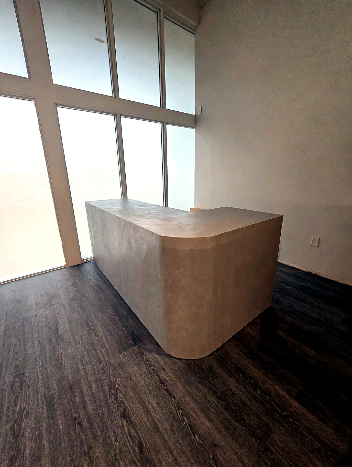 Second view of the sculpted microcement reception counter