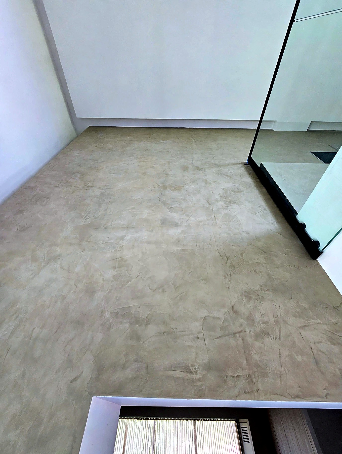 Microcement floor finish on an upper staircase landing