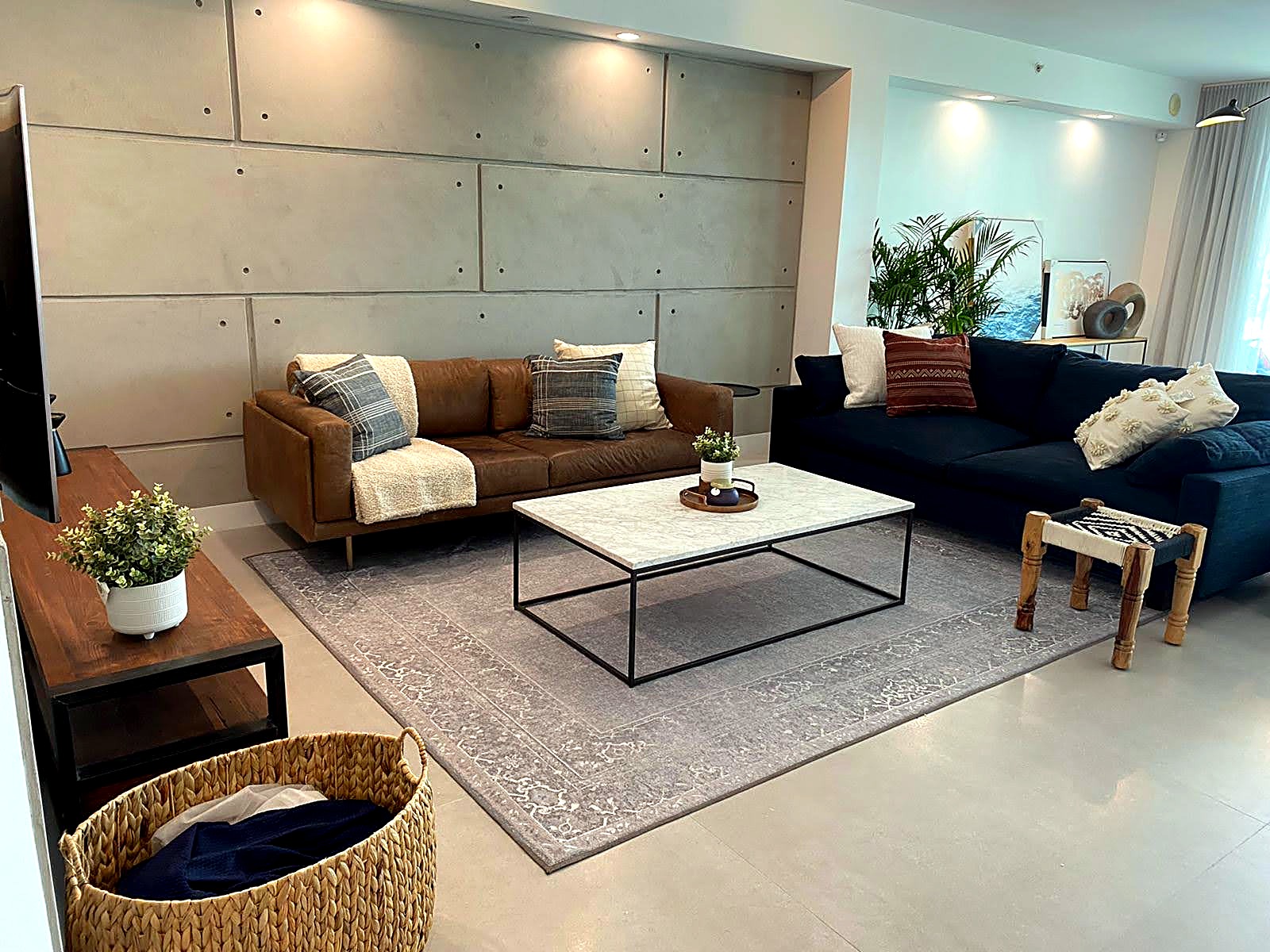 Living room with two sofas and a block-pattern microcement wall